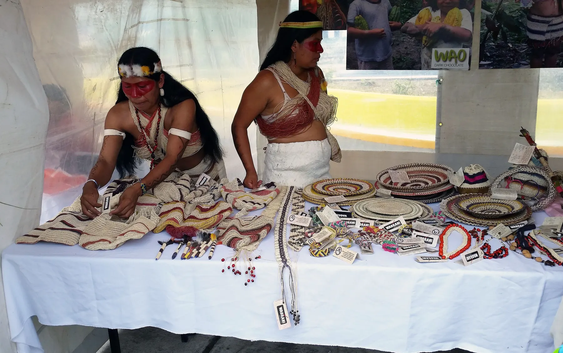 Artesanías waorani elaboradas con fibras y semillas amazónicas expuestas sobre una mesa