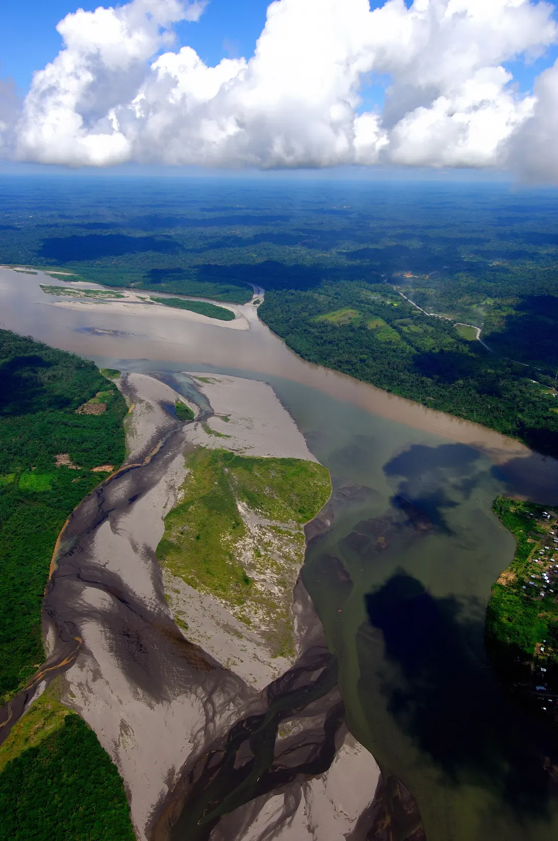 Vista aérea del Río Napo abriéndose paso entre la selva amazónica del Ecuador
